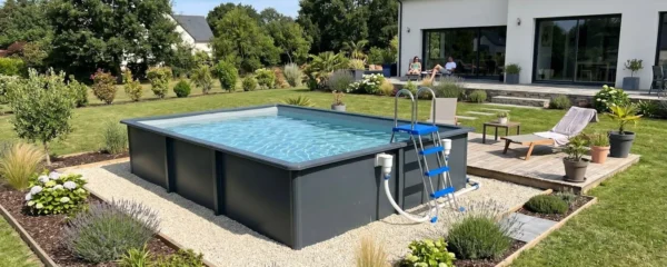 Vue d'ensemble d'un jardin français moderne avec une piscine tubulaire rectangulaire parfaitement installée sur un terrain plat et propre