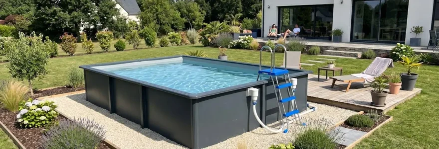 Vue d'ensemble d'un jardin français moderne avec une piscine tubulaire rectangulaire parfaitement installée sur un terrain plat et propre